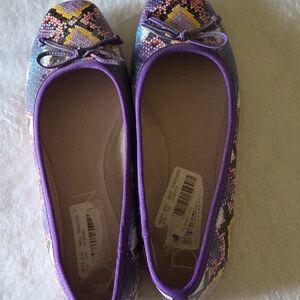 Delta Multicolor Patterned Flats with Purple Trim